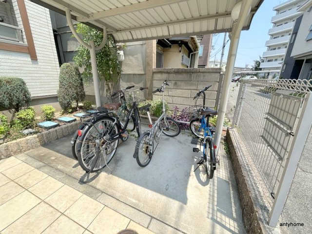 サニーレジデンス西三国Fの駐車場