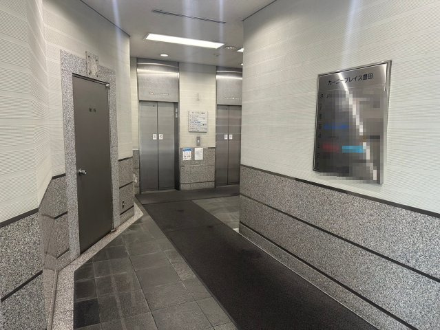 若宮町 カーニープレイス豊田のエントランス