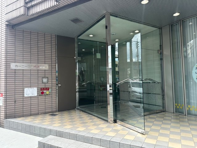 若宮町 カーニープレイス豊田のエントランス
