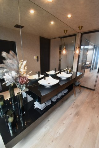 ソトに閉じて、ウチに開く。本物を知るあなただけにの独立洗面台|２階の洗面台２ボールになっており、お子様とも一緒にお使いいただける、ゆとりのある空間です。洗濯機スペースも扉の中に収納されていてスッキリしています。
