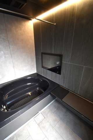 ソトに閉じて、ウチに開く。本物を知るあなただけにの浴室|日々の疲れを癒すワイドバスルームです。大きなTVも内蔵されており、ゆっくりくつろげます。