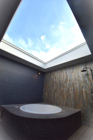 ソトに閉じて、ウチに開く。本物を知るあなただけにのその他|なんと！２階にはジャグジーバスを設置しています。晴天の青空も、満天の星空もあなただけのものです。