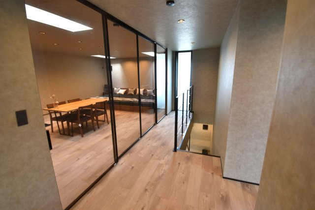 ソトに閉じて、ウチに開く。本物を知るあなただけにのその他共用部分|ホール廊下も光の反射でセンスティブです。