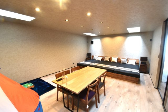 ソトに閉じて、ウチに開く。本物を知るあなただけにの寝室|天窓からの優しい光はゆっくりと体に浴びる心地よさ。あえて区切らずオープンな空間を楽しみます。