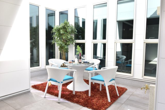 ソトに閉じて、ウチに開く。本物を知るあなただけにの庭|中庭（インナーテラス）の楽しみ方は人それぞれ。晴れた日は表に出てパーティーを。