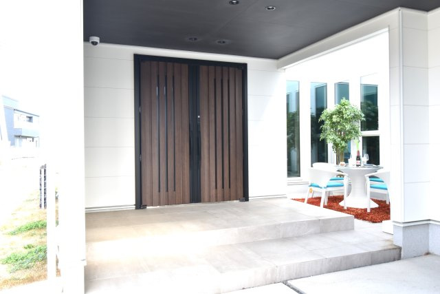 ソトに閉じて、ウチに開く。本物を知るあなただけにの玄関|両開きの玄関建具は重厚感充分。
たっぷり収納できるシューズインクローゼット。
カギはスマートキー（防犯カメラ付き）で防犯面も充実しています。