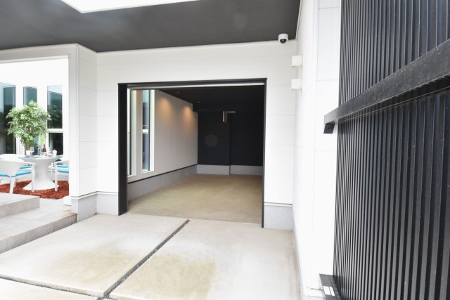 ソトに閉じて、ウチに開く。本物を知るあなただけにの駐車場|屋根付きのガレージでお車を大切にされているお客様にピッタリです。
雨の日も濡れずに車内までアプローチできます。
電動シャッター付きで防犯面も充実しております。