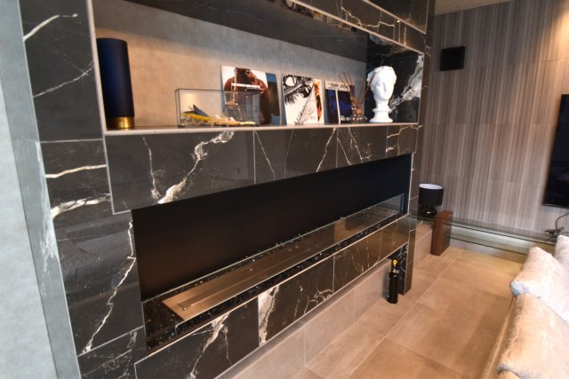 ソトに閉じて、ウチに開く。本物を知るあなただけにの居間・リビング|バイオエタノール暖炉「EcoSmart Fire」はバイオエタノールを燃料とした暖炉です。煙や煤（すす）を排出しないため煙突や換気設備が不要です。デザインもリビング棚との一体感がおしゃれです。