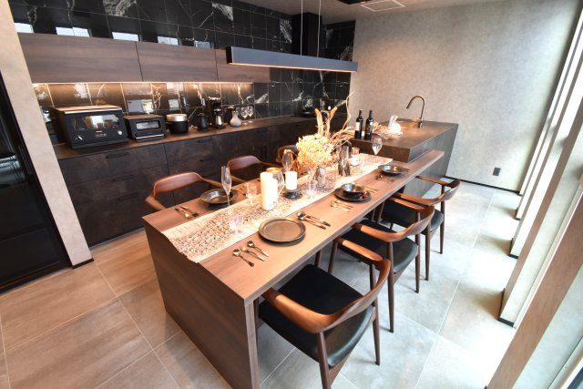 ソトに閉じて、ウチに開く。本物を知るあなただけにのキッチン|アイランドキッチンとダイニングが一体となりご家族の会話がますます増えます。収納ハッチに電子レンジや炊飯器がキッチリ収まります。