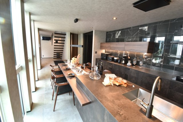 ソトに閉じて、ウチに開く。本物を知るあなただけにのその他|Kitchenhouseのオーダーキッチン（アイランドタイプ）。ARIAFINAのIHヒーター・レンジフードは、デザイン・機能性を追求するお客様にピッタリです。