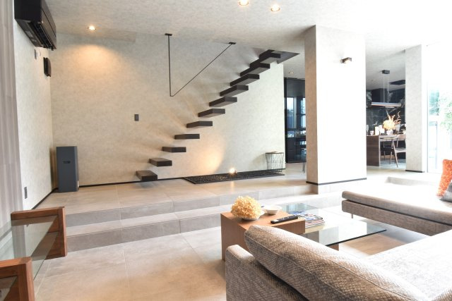 ソトに閉じて、ウチに開く。本物を知るあなただけにの居間・リビング|スケルトン階段は、ご家族のさりげない会話を盛り立てます。
踏み板同士をつなぐ蹴込み板がない構造で光や風を通し、空間に広がりのあるデザイン性の高い階段を実現します。