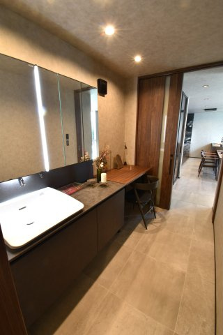 ソトに閉じて、ウチに開く。本物を知るあなただけにの独立洗面台|シャンプードレッサー付き３面鏡洗面台。
十分な大きさの洗面台と、ドレッサーが一体となっており、身だしなみチェックや歯磨きなど、朝の慌ただしい時間でも余裕とゆとりを感じて頂けます。
