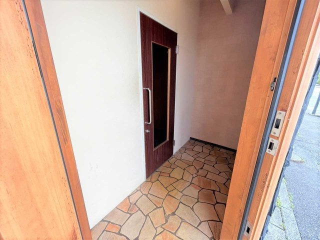 日之出ビルの玄関