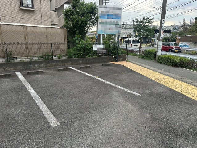 緑区亀が洞1丁目貸店舗・事務所の駐車場