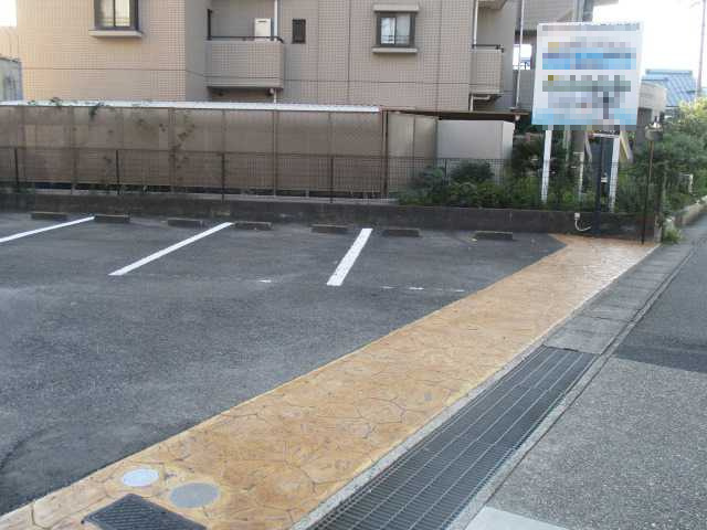 緑区亀が洞1丁目貸店舗・事務所の駐車場