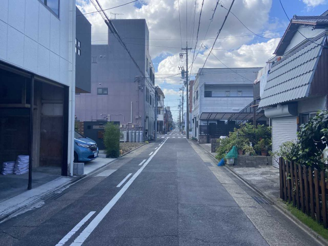 鳴海町字向田事務所の駐車場