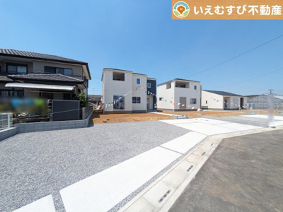 【駐車場】 | Livele Garden.S　鴻巣屈巣第3 | 並列5台駐車可能なゆとりのカースペース
複数台車をお持ちでも、お友達が遊びに来てもゆとりの駐車スペース！