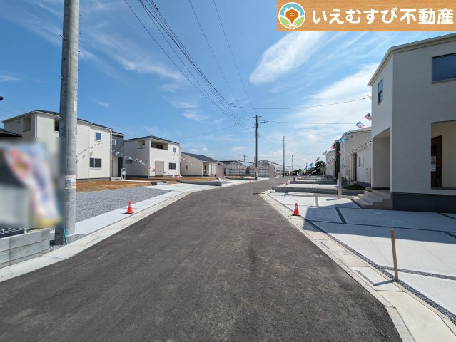 Livele Garden.S　鴻巣屈巣第3の前面道路含む現地写真|整備されたばかりの綺麗な6ｍ道路
ゆとりの6ｍ道路に面しているのでお車の駐車も楽々、すれ違える広さが嬉しい！