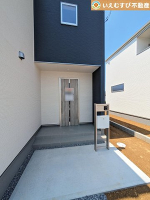 【エントランス】 | Livele Garden.S　鴻巣屈巣第3 | 落ち着いた色づかいのエントランス
駐車場からアクセスの良いエントランス。雨の日や荷物が多くても安心の動線♪