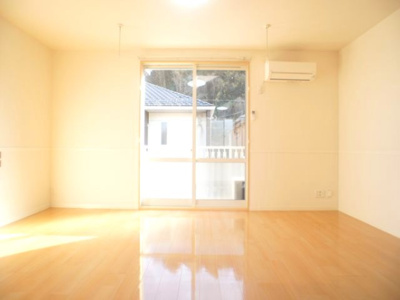 【居間・リビング】 | ヴィヴァーチェF | 日当たり良好！うれしい室内物干しが付いています♪