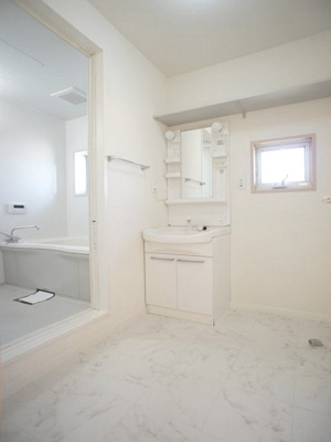 【独立洗面台】 | ヴィヴァーチェF | うれしい窓付き！洗髪洗面化粧台と洗濯機置き場があります♪