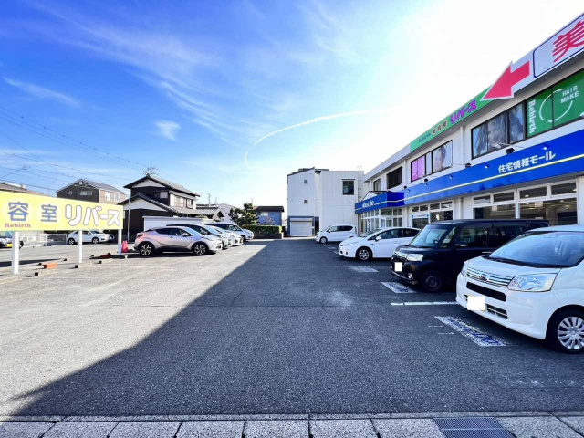 STクレードルビルの駐車場