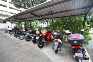 【駐車場】 | バイク置き場。空き区画の有無や駐輪料金、サイズおよび排気量規定などについては、改めてお問い合わせください。～即日のご見学可能～　お問合せはお気軽にどうぞ。
