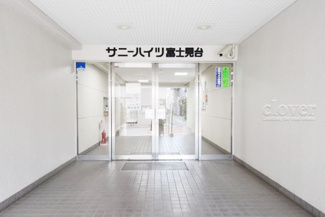 【エントランス】 | お客様を、そして住人を出迎えてくれるマンションのエントランス。ゴミが落ちていないことからも、管理状態の良さや住民の節度の高さが見て取れます。～即日のご見学可能～　お問合せはお気軽にどうぞ。