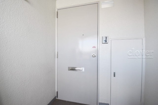 【その他共用部分】 | 皆様をお迎えする、お部屋の玄関ドア。開けやすさや開放角度、ドアノブの操作しやすさや鍵の形状などを、現地で一度ご確認ください。～即日のご見学可能～　お問合せはお気軽にどうぞ。