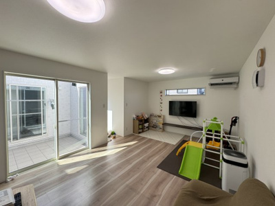 【居間・リビング】 | 熊谷市船木台　【平屋】中古住宅   | オシャレなリビングでくつろぎませんか？
現地(2024年3月撮影)
