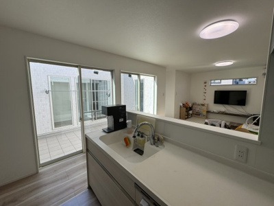 【居間・リビング】 | 熊谷市船木台　平屋中古住宅   | キッチンからも太陽の光が降り注ぐ中庭が見渡せ、お料理が楽しくなりそうです。
現地(2024年3月撮影)