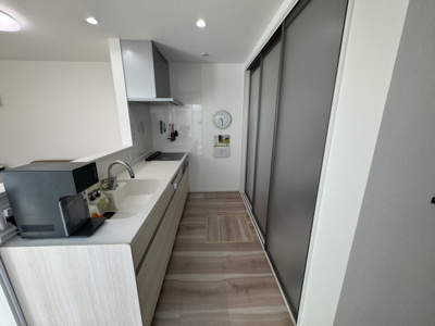 【キッチン】 | 熊谷市船木台　平屋中古住宅   | 冷蔵庫や食器棚が扉で隠せるようになっており、スッキリとした印象のあるキッチンです。
現地(2024年3月撮影)