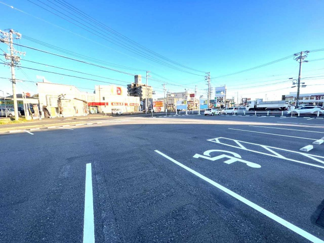 ピボット東浦森岡店舗の駐車場