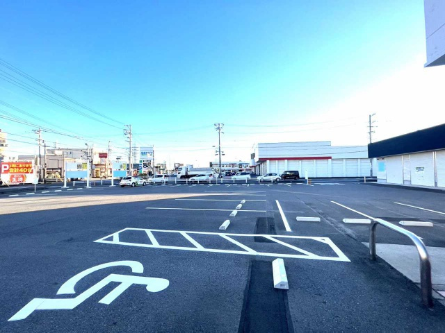 ピボット東浦森岡店舗の駐車場