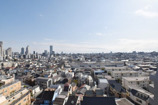【展望】 | 眼前に広がる空の雄大さと、このお部屋の自慢の一つである「眺望」をご覧ください。毎日、この景色を独り占めできる新生活に夢が広がります。～即日のご見学可能～　お問合せはお気軽にどうぞ。