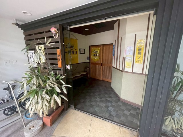 朝日町　居抜店舗のエントランス