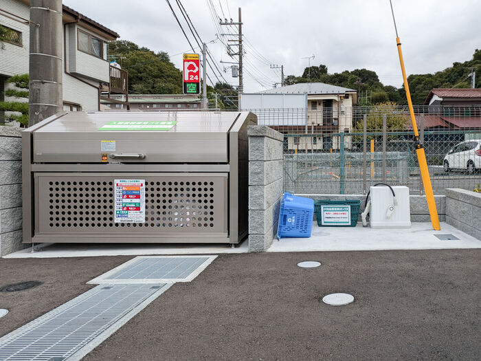 ウェルフィールドの駐車場|ゴミ置き場