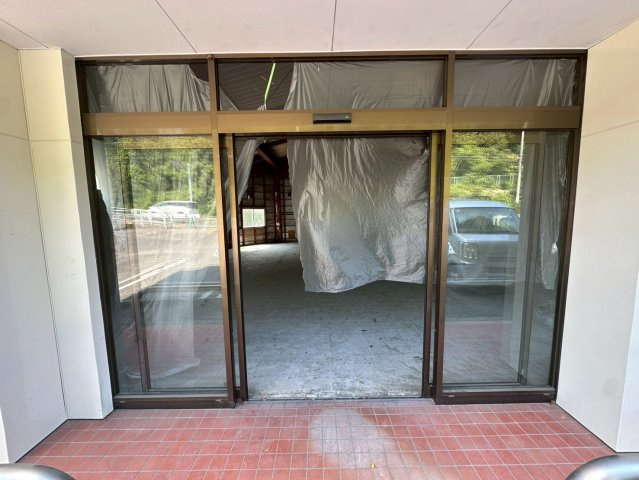 上之山三丁目店舗のエントランス