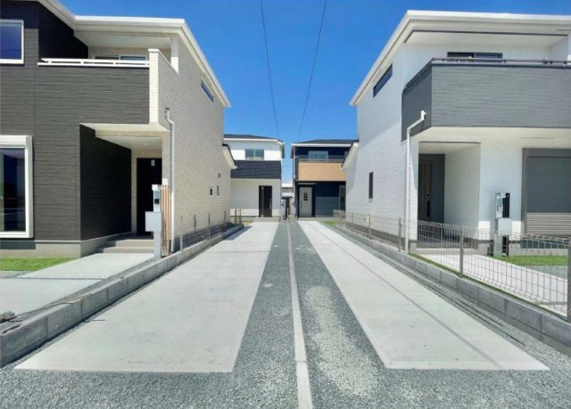 高知市仲田町の外観|奥の左側が本物件の2号棟です。手前左が1号棟、手前右が4号棟、奥の右が3号棟です。
