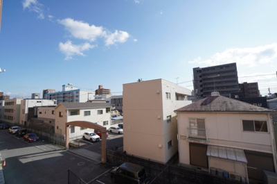 【展望】 | 【上質リノベ】ライオンズマンション楽々園第２ | 【四季を感じる】
四季の移ろい・爽やかな青空や風を感じられ
自然を愉しめるパノラマビュー。
毎日の暮らしに余裕を感じさせてくれる、
遮る物の無い開放的な眺望を是非、ご堪能ください。