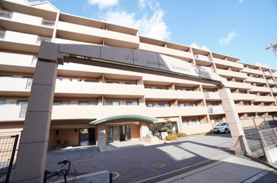 【外観】 | 【上質リノベ】ライオンズマンション楽々園第２ | 【耐震性】
耐震性の高さを判断するポイントは、
建築確認申請日が1981年6月1日以降の
新耐震基準に適合しているかどうか。
震度６程度の大地震でも
建物が崩壊しないレベルが基準になりました。