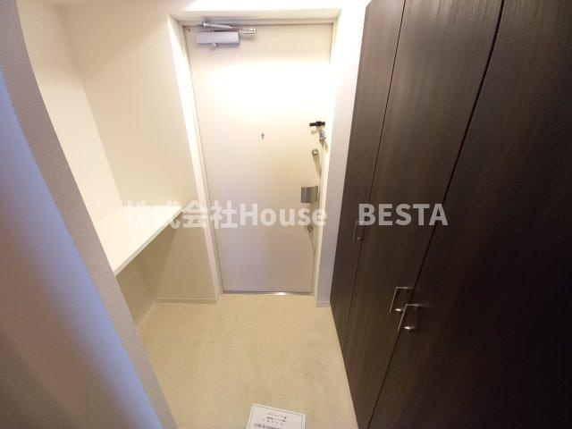 エステムプラザ神戸三宮ルクシアの玄関