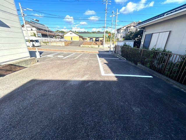 岩崎台3丁目貸店舗の駐車場