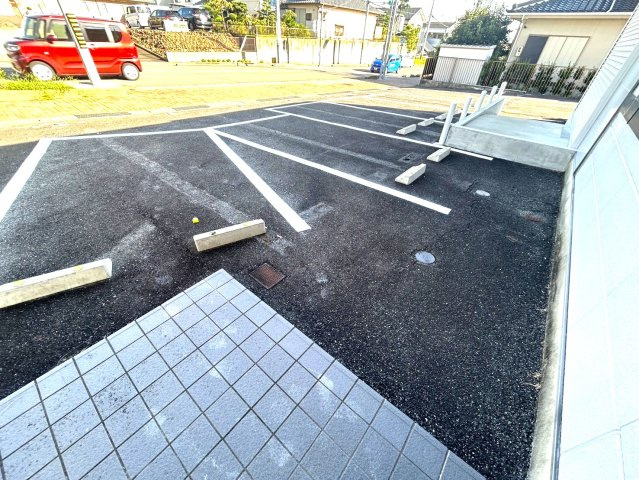 岩崎台3丁目貸店舗の駐車場