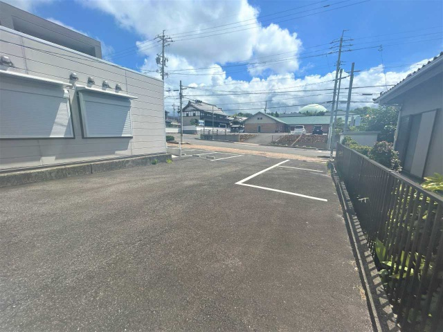 岩崎台3丁目貸店舗の駐車場