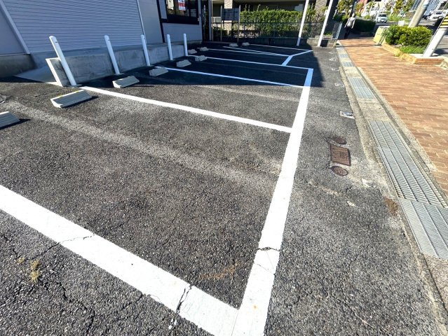 岩崎台3丁目貸店舗の駐車場