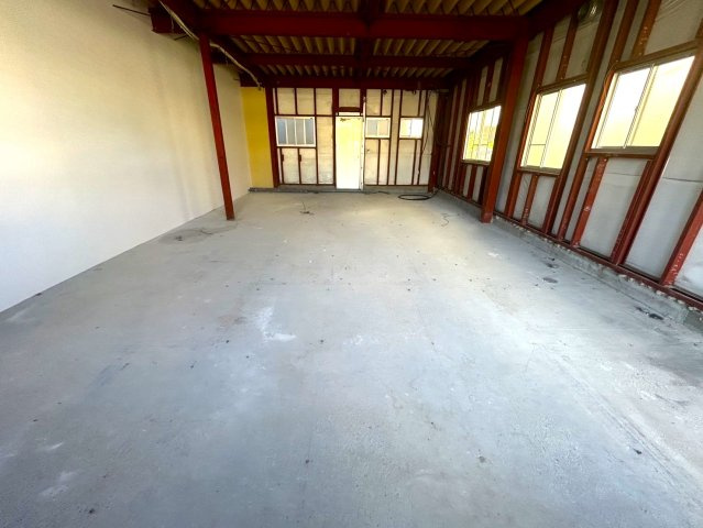 岩崎台3丁目貸店舗の駐車場