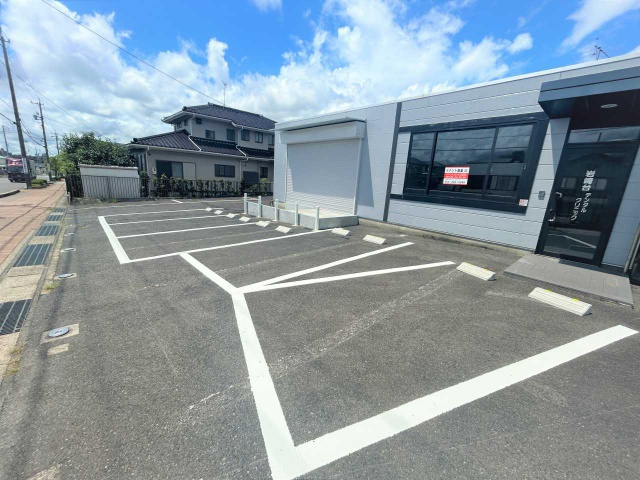 岩崎台3丁目貸店舗の駐車場