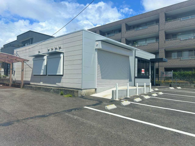岩崎台3丁目貸店舗の駐車場
