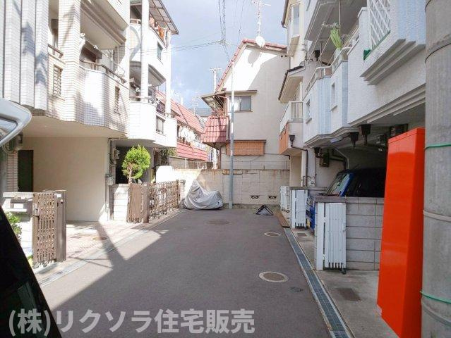 寝屋川市萱島東　一戸建ての前面道路含む現地写真|前面道路を含む現地写真　幅員5.9ｍ
■物件内覧・資金計画相談・住宅ローン相談、リフォーム相談、お問合せ受付中■
※当日・翌日のご内覧、ご相談はお電話でのお問合せがスムーズです！